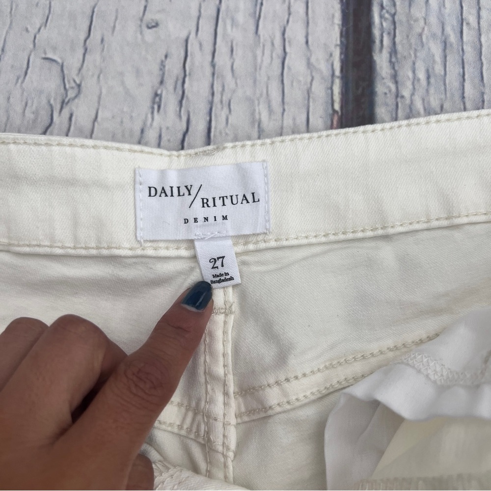 Daily Ritual Women's White(Cream) Denim Turn-Cuff Shorts Size 27 - Picture 9 of 13